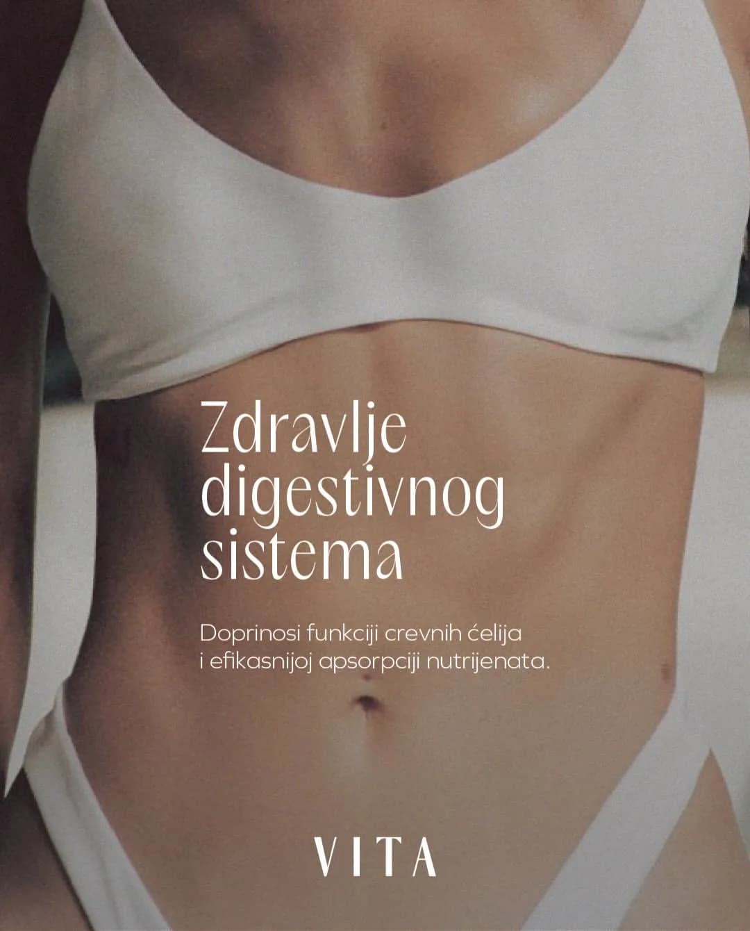 Ženski torzo u belom vešu sa istaknutim mišićima.