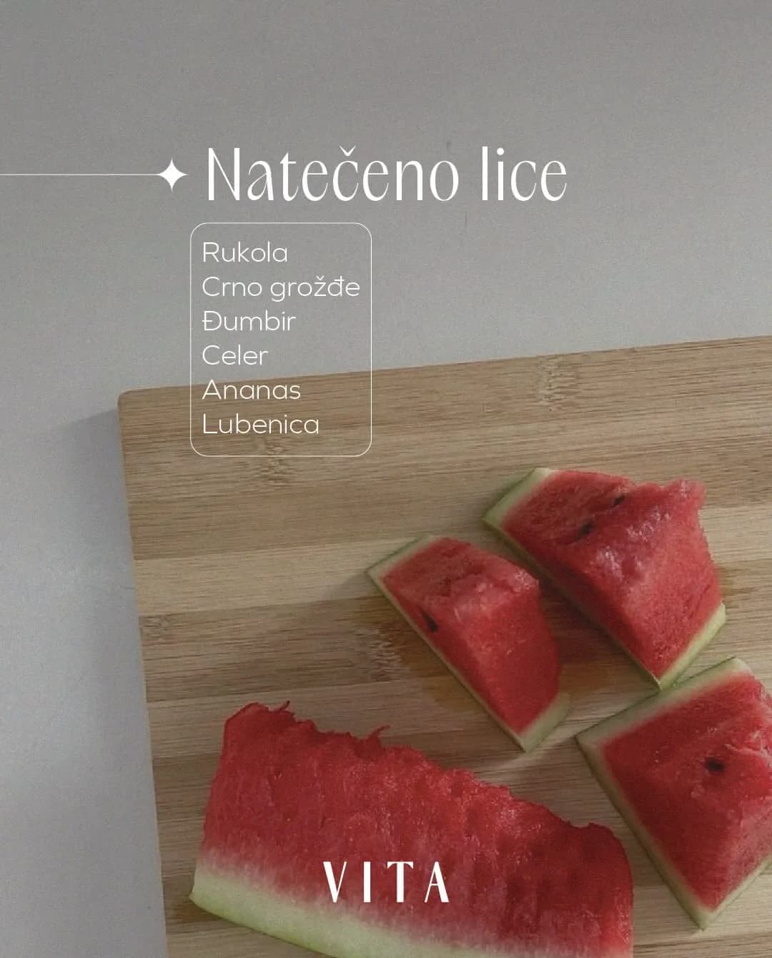 Komadići lubenice na dasci za sečenje.
