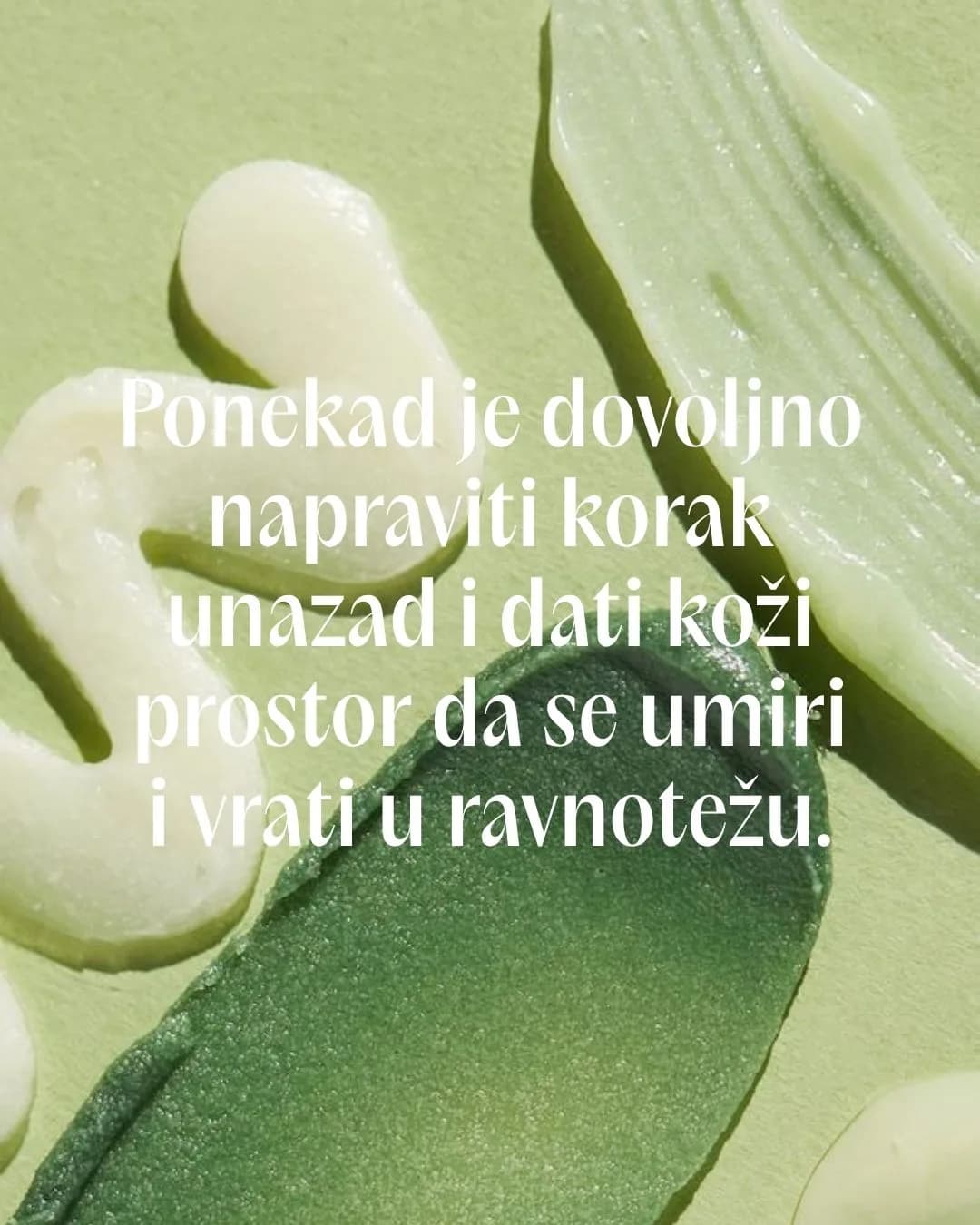 Razmazane teksture zelenih kozmetičkih krema sa tekstom o vraćanju kože u ravnotežu.