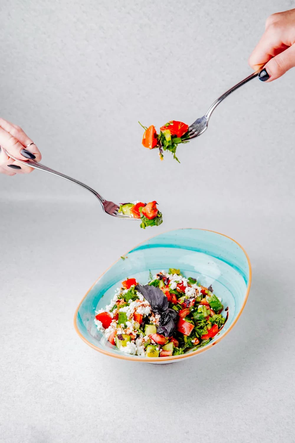 Veganska salata koja obiluje blijnim proteinima u činiji