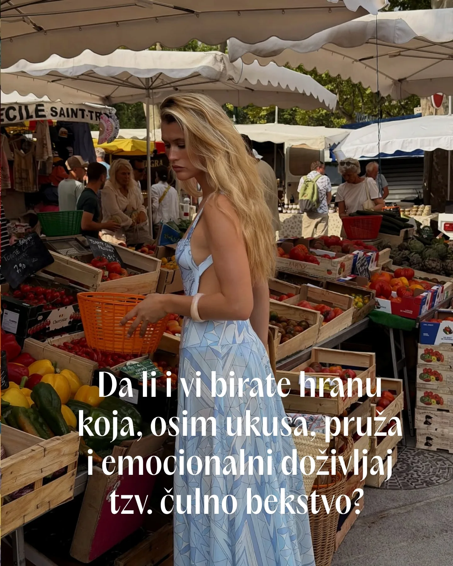 Devojka kupuje na pijaci, tezga sa voćem.