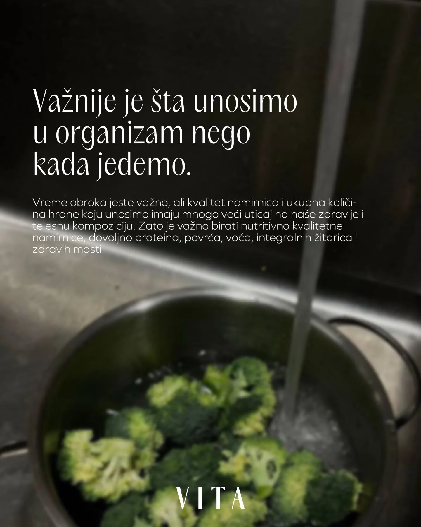 šerpa puna brokolija u vodi ispod česme pod mlazom vode