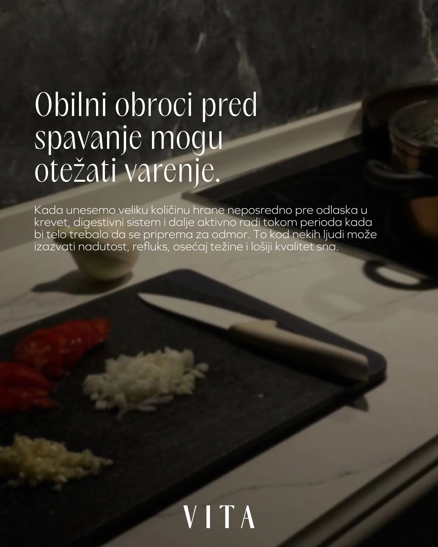 iseckan luk i paradajz i nož na dasci na radnom elementu u kuhinji