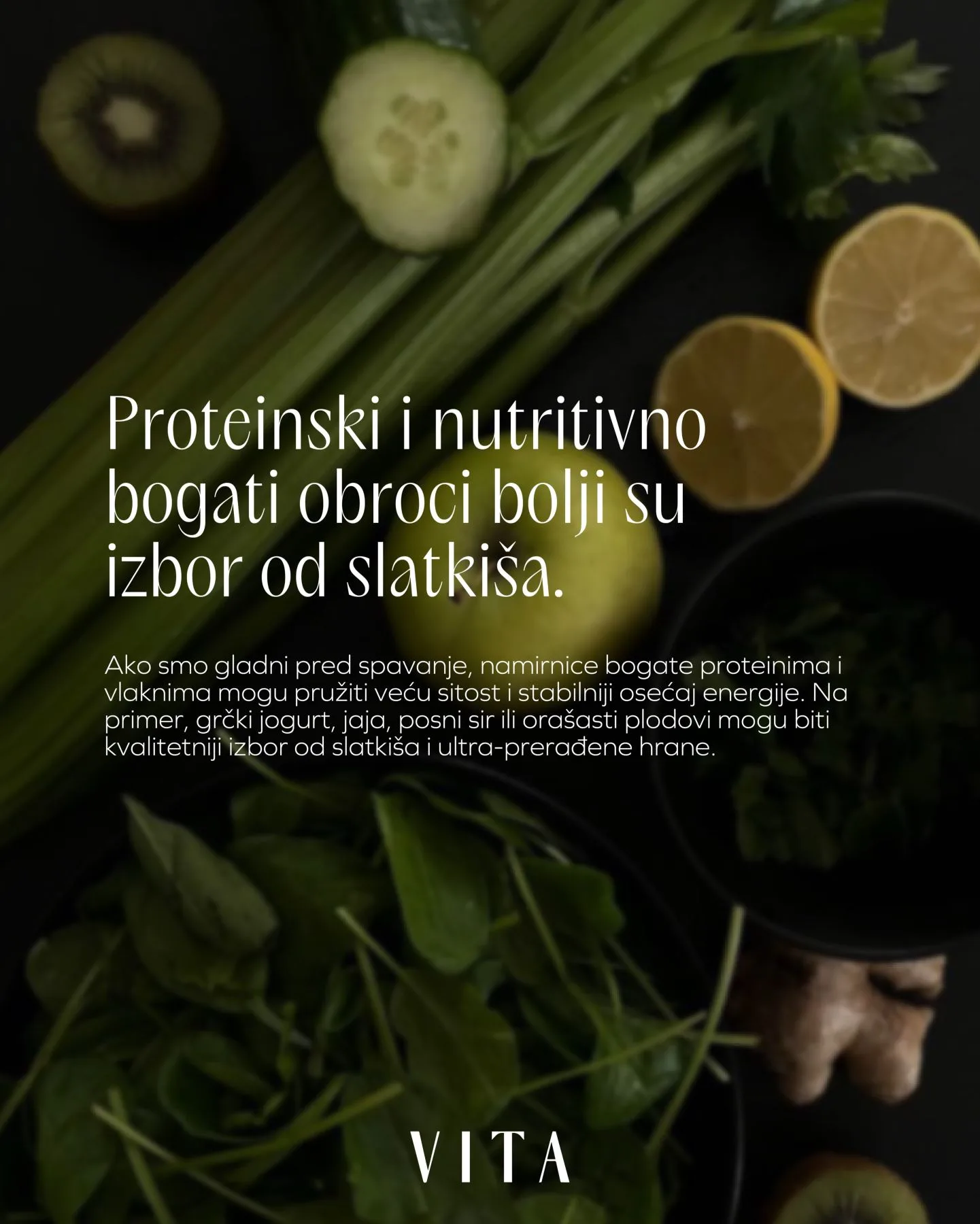 zeleno voće i povrće na crnoj podlozi - spanać, celer, limun, krastavac, jabuka, đumbir...