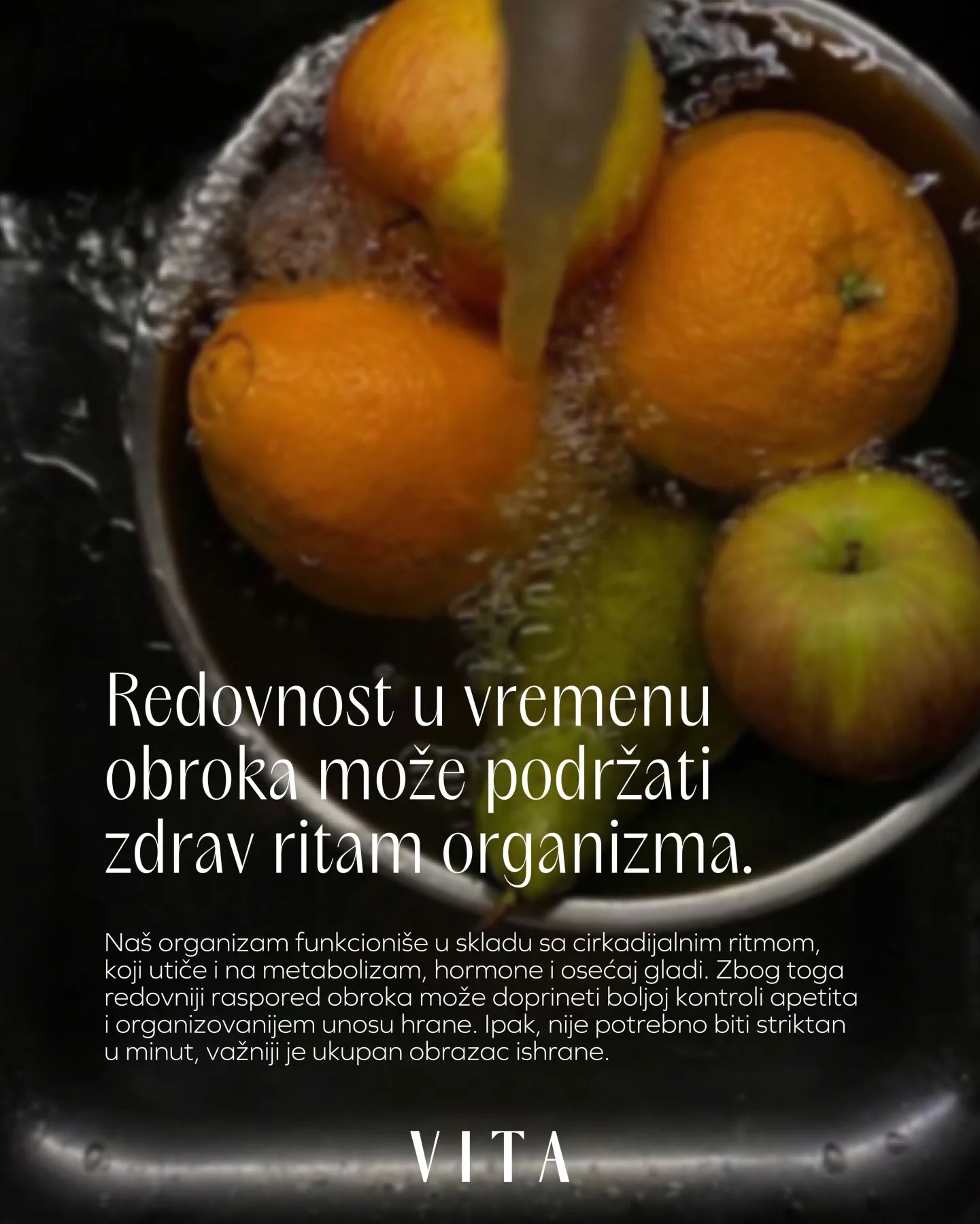 jabuke narandže i kruške u šerpici po dmlazom vode u sudoperi krupan kadar