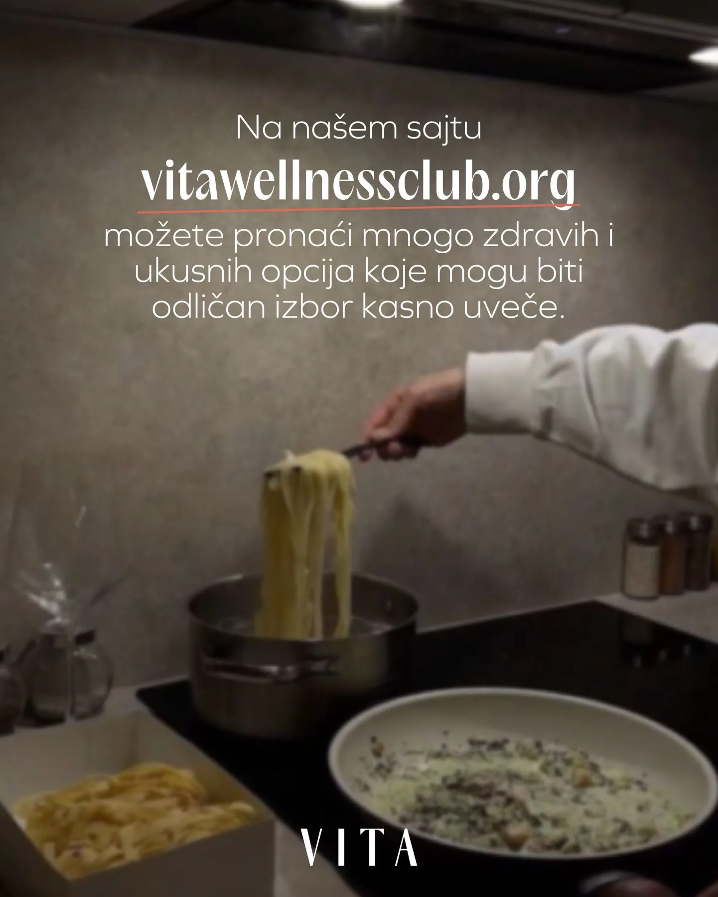 priprema obroka na šporetu u kuhinji -špagete na drvenoj varjači u ruci iznad šerpice sa prelivom u drugoj posudi na šporetu