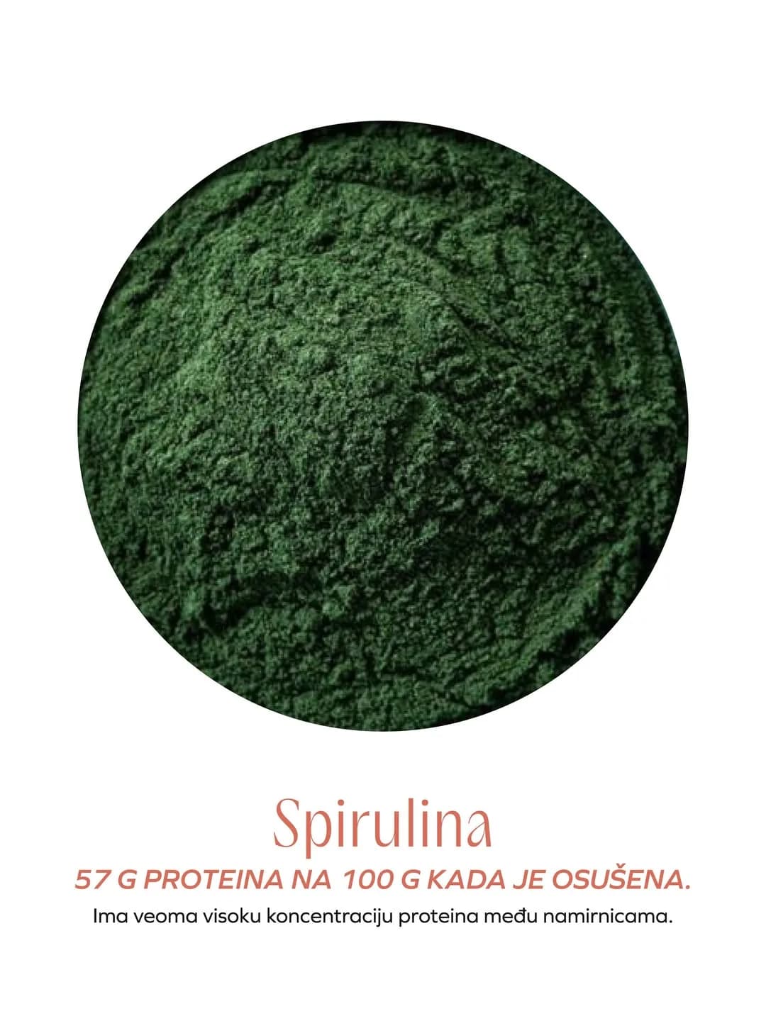 Spirulina u obliku tamnozelenog praha, sa oko 57 g proteina na 100 g sušenog proizvoda.