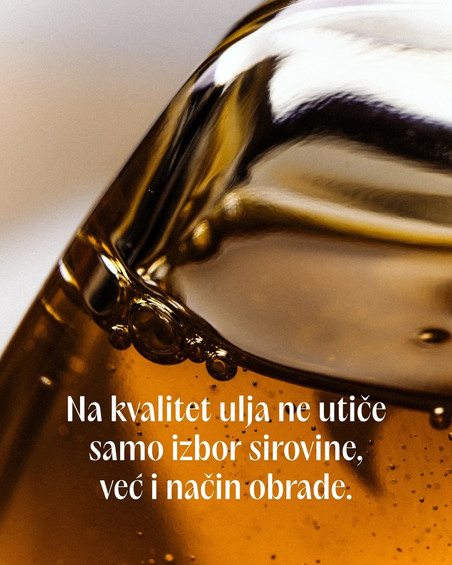Tekstura maslinovog ulja u flaši.