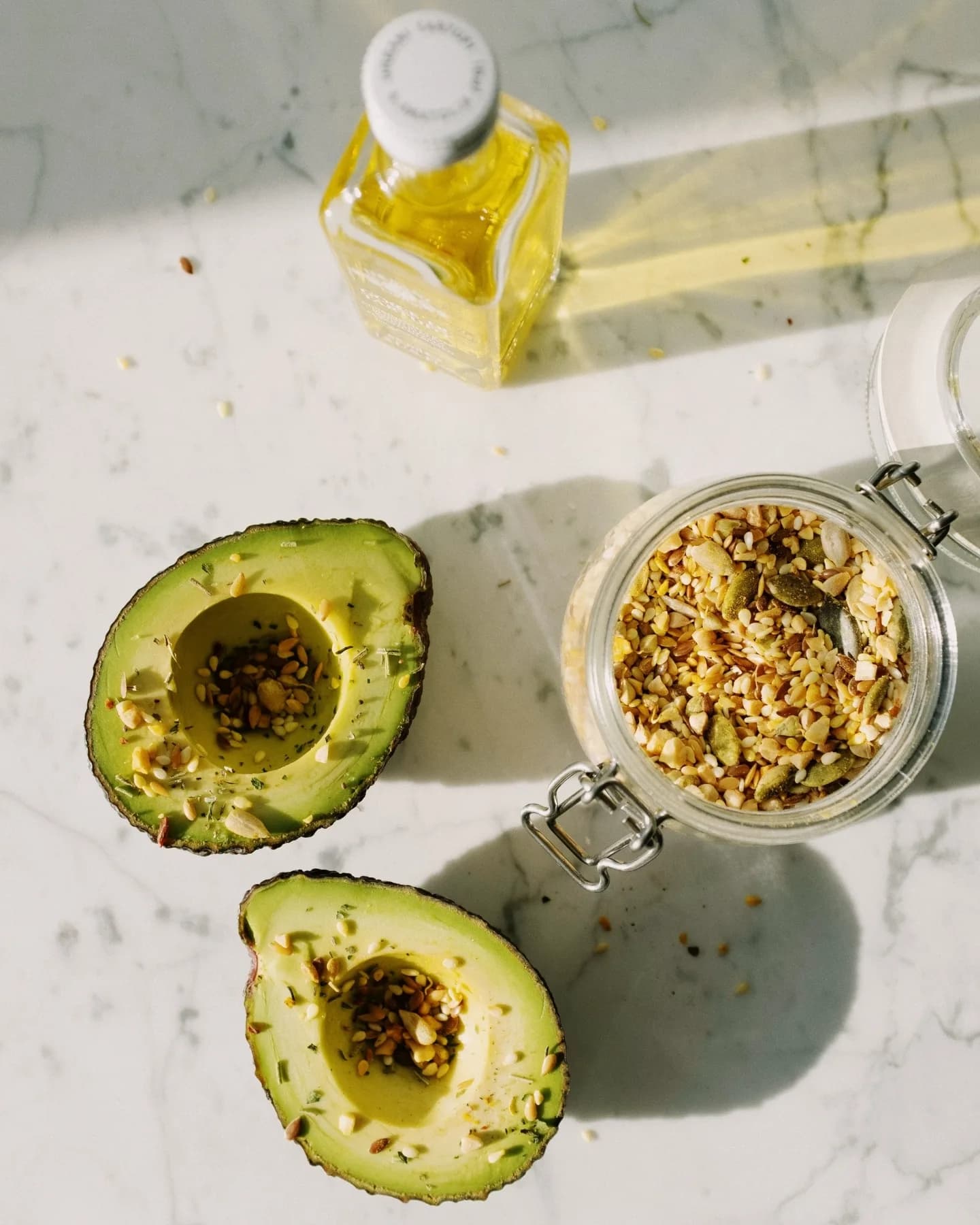 avokado, ulj i granola na stolu.
