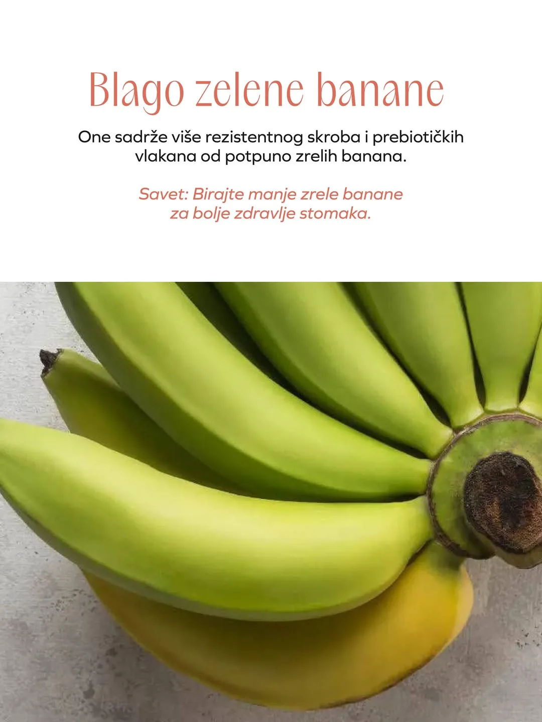zelene manje zrele banane na beloj podlozi